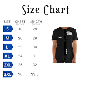 K&ouml;nnte beinhalten: Eine Gr&ouml;&szlig;entabelle mit Brust- und L&auml;ngenma&szlig;en in Zentimetern f&uuml;r T-Shirts. Die Gr&ouml;&szlig;en reichen von S bis 3XL, mit Brustma&szlig;en von 45,7 bis 71,1 cm und L&auml;ngen von 71,1 bis 85,1 cm. Ein schwarzes T-Shirt wird gezeigt.