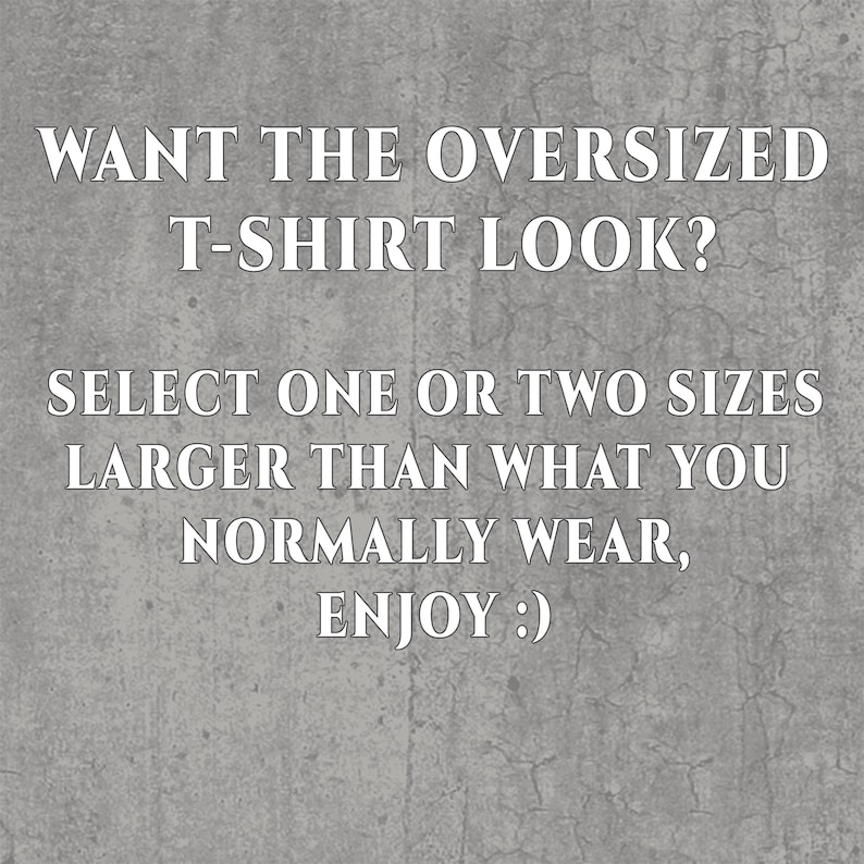 K&ouml;nnte beinhalten: Text auf einem grauen, strukturierten Hintergrund, der lautet: "WANT THE OVERSIZED T-SHIRT LOOK? SELECT ONE OR TWO SIZES LARGER THAN WHAT YOU NORMALLY WEAR, ENJOY :)"