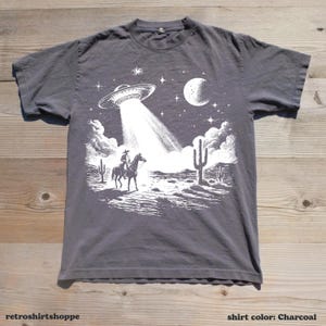 ウエスタンUFOカウボーイTシャツ、ヴィンテージカウボーイエイリアンTシャツ、ヴィンテージ90年代シャツ、ウォッシュドシャツ、ヴィンテージダメージ加工シャツ、デザートUFOTシャツ