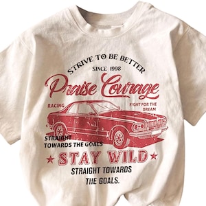 K&ouml;nnte beinhalten: Wei&szlig;es T-Shirt mit einem roten Vintage-Auto-Motiv und dem Text "Strive to be better since 1998 Praise Courage Fight for the dream Straight towards the goals Stay Wild Straight towards the goals."