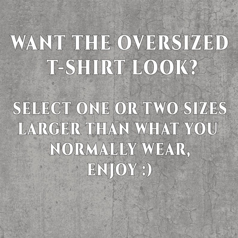 K&ouml;nnte beinhalten: Wei&szlig;er Text auf grauem Hintergrund: &bdquo;M&Ouml;CHTEN SIE DEN OVERSIZED T-SHIRT LOOK? W&Auml;HLEN SIE EINE ODER ZWEI GR&Ouml;SSEN GR&Ouml;SSER ALS SIE NORMALERWEISE TRAGEN, VIEL SPASS :)&ldquo;. Einfache Schriftart.