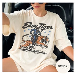 イージータイガーシャツ、レトロカウボーイデザインシャツ、ウエスタングラフィックTシャツ、レトロTシャツ、メンズクールシャツ、レディースグラフィックシャツ、ヴィンテージTシャツ