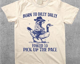 Camiseta "Nacido para Dilly Dally Obligado a Acelerar el Paso", camiseta divertida de mapache, camiseta con meme de mapache, camiseta con gráfico de mapache ganso, camiseta retro de mapache