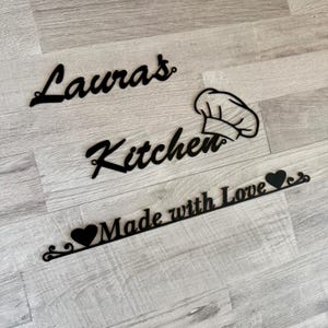 Placa de cozinha personalizada – Placa de metal personalizada com nome – Feita com amor – Decoração de cozinha moderna – Presente para mãe ou avó – Arte de parede em metal