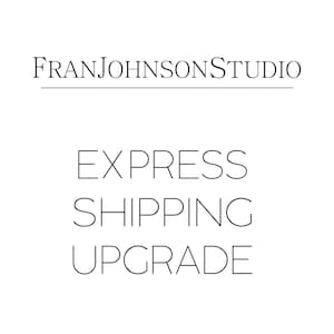 Puede incluir: Texto de actualización de envío exprés sobre un fondo blanco con el texto "FranJohnsonStudio" en la parte superior.