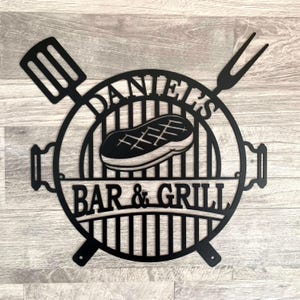 Benutzerdefiniertes BBQ Grillschild - Personalisiertes Bar und Grillschild - Outdoor Bar & Grill Decor - Dad&#39;s BBQ - Housewarming Geschenk - Gartenterrassedekoration