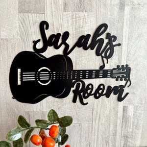 Placa com nome de guitarra – Instrumento musical personalizado Arte de parede de metal personalizada – Placa para pendurar na parede – Presente para amantes de guitarra – Decoração de estúdio de música