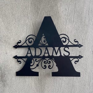 Letrero de metal con nombre de familia personalizado - Monograma de apellido personalizado e inicial - Letra dividida - Corona de monograma - Letrero para puerta de entrada - Regalo familiar