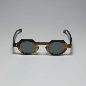 Verres faits main de style rétro en corne naturelle *Hauteur du verre 34 mm, largeur du verre 39 mm, largeur de la monture 141 mm, largeur du pont 21 mm, longueur des branches 145 mm