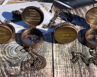 Brújula de latón grabada con estuche de cuero: Regalo náutico personalizado