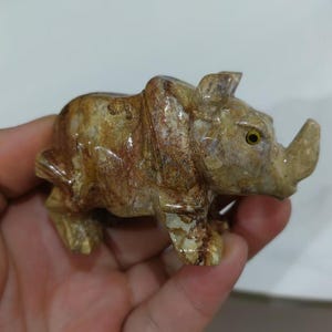 Naturlig täljsten snidade noshörningsornament kristall helande noshörningsgåva, täljsten handskuren djurberlock totem jade snidningsfigur PL052