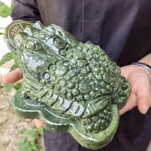 1 pic Natural Green jade Money frog, fine Feng Shui Fortune Coin Stone Crystal Healing Toad/ Frog /Chan Chu Sculpture Prosperity gift  PL086