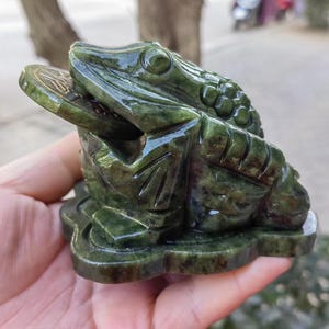 1 pic Natural Green jade Money frog,fine  Feng Shui Fortune Coin Stone Crystal Healing Toad/ Frog /Chan Chu Sculpture Prosperity gift  PL043