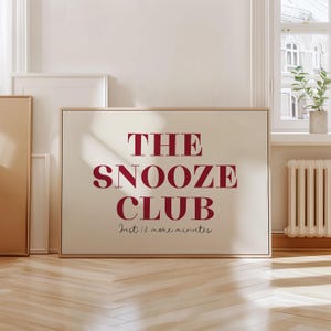 The Snooze Club Arte murale alla moda Arte murale orizzontale stampabile in Borgogna Arte murale per camera da letto Arte da soggiorno a letto Poster tipografico sopra il letto