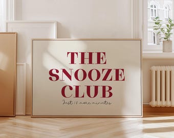 Arte de pared de moda The Snooze Club Arte de pared horizontal imprimible en color burdeos Arte de pared para dormitorio Arte para quedarse en la cama Póster tipográfico sobre la cama