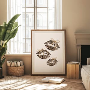 Trendy Leopard Lippen Druck Beige Bogen Wandkunst Leopard kokett Girly Raum Dekor Tier Druck Ästhetische Funky Plakat Digital Download Wandkunst