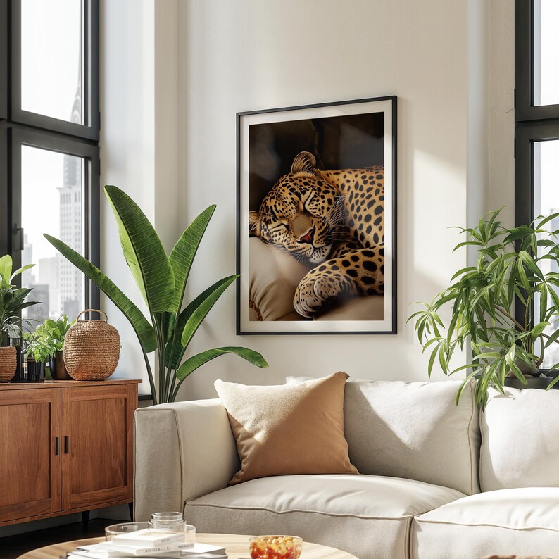 Pu&ograve; includere: Stampa artistica incorniciata raffigurante un leopardo addormentato. L'opera mostra il felino con gli occhi chiusi, appoggiato su un cuscino. Il leopardo ha un mantello marrone con macchie nere. La cornice &egrave; nera e la stampa &egrave; in un soggiorno.
