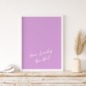 Lila How Lucky Are We Trendy College Decor Digital Download ästhetische Wohnung Poster Küsten Cowgirl Print girly Western Wall Art