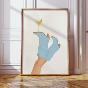 Niebieskie buty kowbojskie Sztuka ścienna Dół do góry Cowgirl Dekoracja pokoju w akademiku Ilustracja drinka Martini Plakat estetyczny Western Girly Apartment Sztuka ścienna
