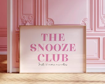 The Snooze Club Trendige Horizontale Wandkunst Rosa druckbare Schlafzimmer Wandkunst Bleib im Bett Kunst über dem Bett Rosa Bold Typografie druckbares Poster