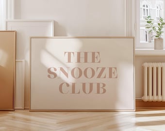 Póster imprimible beige de arte de pared horizontal moderno de The Snooze Club para dormitorio, arte para quedarse en la cama, arte de pared sobre la cama, póster de tipografía neutra y atrevida.