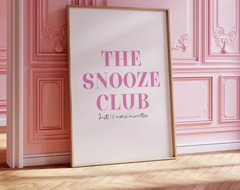 Arte de pared moderno de The Snooze Club, arte de pared imprimible en rosa, arte de pared para dormitorio, arte para quedarse en la cama, arte de pared sobre la cama, póster imprimible con tipografía llamativa