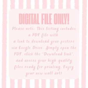 Pu&ograve; includere: Sfondo a righe rosa e bianco con un rettangolo rosa chiaro contenente il testo "DIGITAL FILE ONLY!". Il testo spiega che l'inserzione include un file PDF con un link per scaricare i poster.