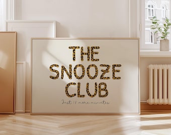 The Snooze Club Minimalistischer Druck Trendige Wandkunst Leopardenmuster Schlafzimmer Wandkunst Bleib im Bett Kunst Gepard Wandkunst Leopard Typografie Poster