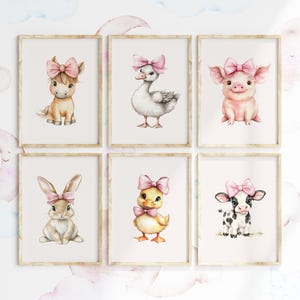 Puede incluir: Conjunto de seis ilustraciones de acuarela que representan diferentes animales con lazos rosas. Los animales incluyen un caballo, un pato, un cerdo, un conejo, un pollito y una vaca.