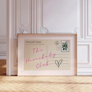 The Homebody Club Trendige Horizontale Wandkunst Rosa Druckbare Schlafzimmer Wandkunst Vintage Postkarte Poster Stay in Bed Art Retro Over Bed Art