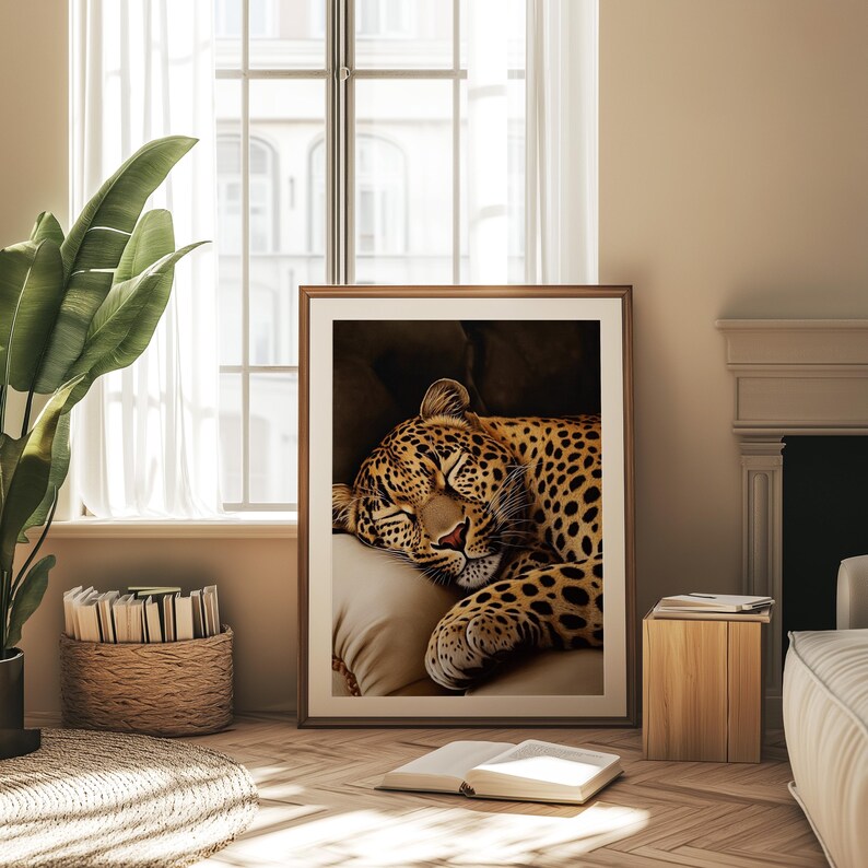 Pu&ograve; includere: Una stampa incorniciata con un leopardo che dorme. L'opera raffigura il grande felino che riposa su un cuscino, con una calda tavolozza di colori marroni e beige. La stampa &egrave; esposta in una stanza con luce naturale e una combinazione di colori neutri.