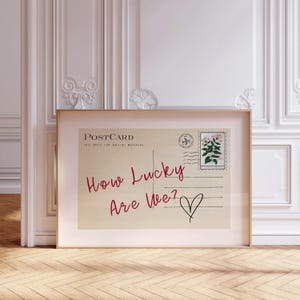 How Lucky Are We Horizontale Wandkunst druckbares Motivationszitat Vintage Postkartenkunst Schriftart Poster Retro Stempel Poster College Wohnheim Dekor
