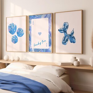 Blau Holographisch Lucky You Würfel Print Wandkunst 3er Set Poster Y2K Trendy College Wohnheim Dekor Ballon Hund Print Ace Of Cards Blaue Wandkunst