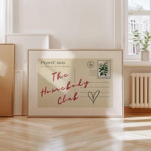 The Homebody Club Trendige Horizontale Wandkunst Burgund Druckbare Schlafzimmer Wandkunst Vintage Postkarte Poster Stay in Bed Art Retro Over Bed Art