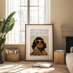 Modna mama z lampartem Jestem bogatym człowiekiem Nagłówek gazety Plakat Retro It Girl Bar Cart Feministyczna sztuka ścienna Natychmiastowe pobieranie plakatu Femme Fatale
