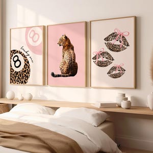 Conjunto rosa de 3 arte de parede de leopardo coquete chita beijo impressão 8 bola sorte tendência animal impressão pôster feminino preppy decoração de casa download digital