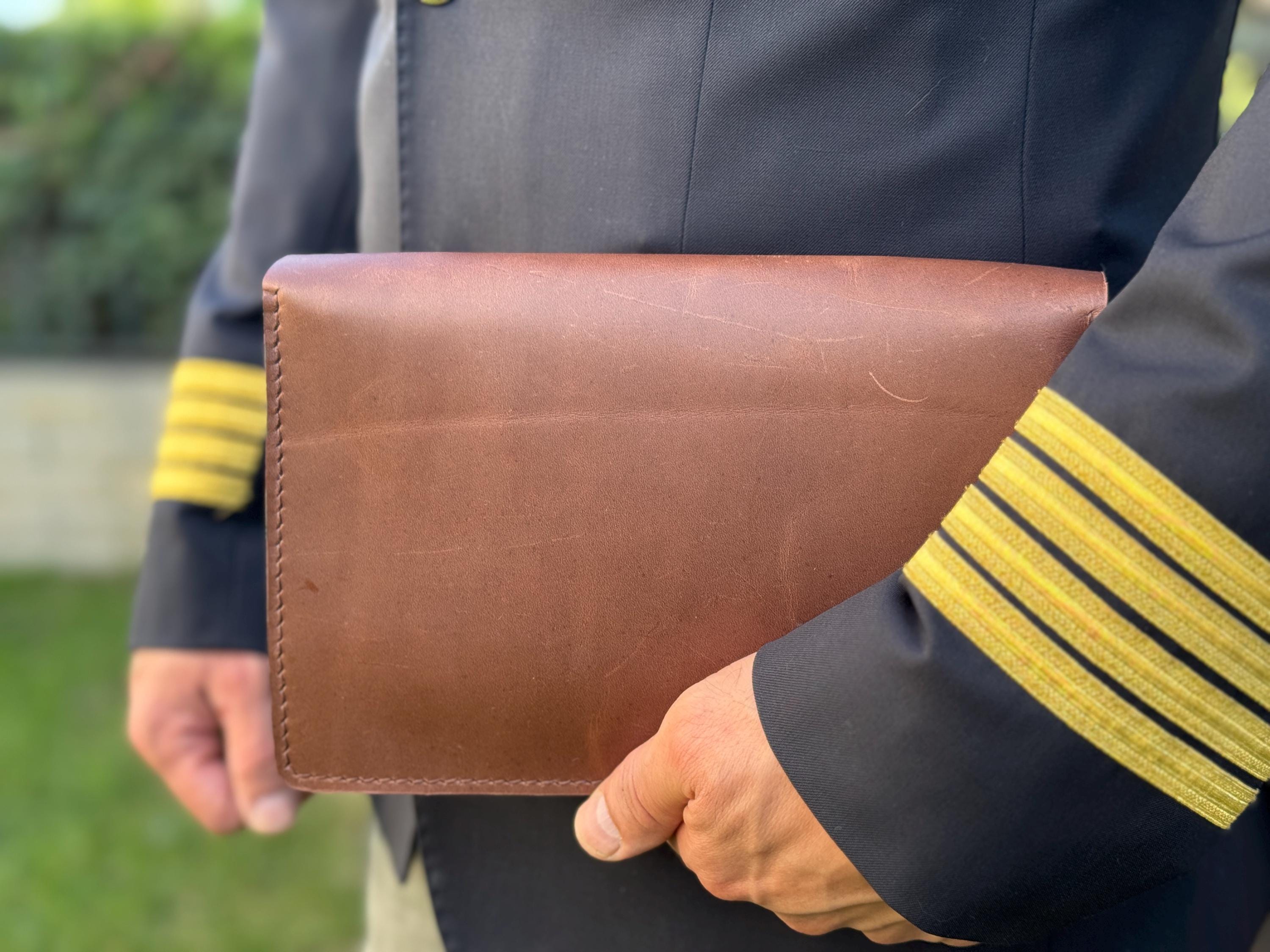 Design4Pilots - Beschermhoes voor vliegboeken 'Pilot Logbook Professional Design4Pilots - Beschermhoes voor vliegboeken 'Pilot Logbook Professional