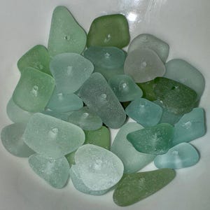 Peut inclure: Un bol de verre de mer dans diff&eacute;rentes nuances de vert et de bleu. Le verre est lisse et poli, avec une vari&eacute;t&eacute; de formes et de tailles.