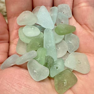Peut inclure: Une collection de verre de mer dans diff&eacute;rentes nuances de vert et de bleu. Les morceaux de verre sont lisses et ont &eacute;t&eacute; polis par l'oc&eacute;an.