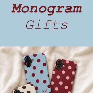 Op de afbeelding: Een collectie smartphonehoesjes met stippenpatronen in diverse kleurcombinaties, waaronder lichtblauw met bordeauxrood, bordeauxrood met lichtroze, cr&egrave;me met bruin en bruin met geel, elk gepersonaliseerd met een monogram van twee letters.