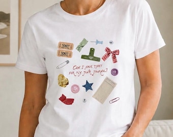 Junk Journal T-shirt voor dames, ideaal als scrapbook- of knutselcadeau voor hobbyisten. Het shirt heeft korte mouwen en is perfect voor scrapbooking- en kunstliefhebbers. Een leuk cadeau voor journal-liefhebbers.
