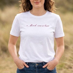 Little Women T-shirt, cadeau voor boekenliefhebbers, minimalistische dameskleding, Jo March T-shirt, literair lezer, romanfan, oversized T-shirt met graphic print voor de lezer. afbeelding 8