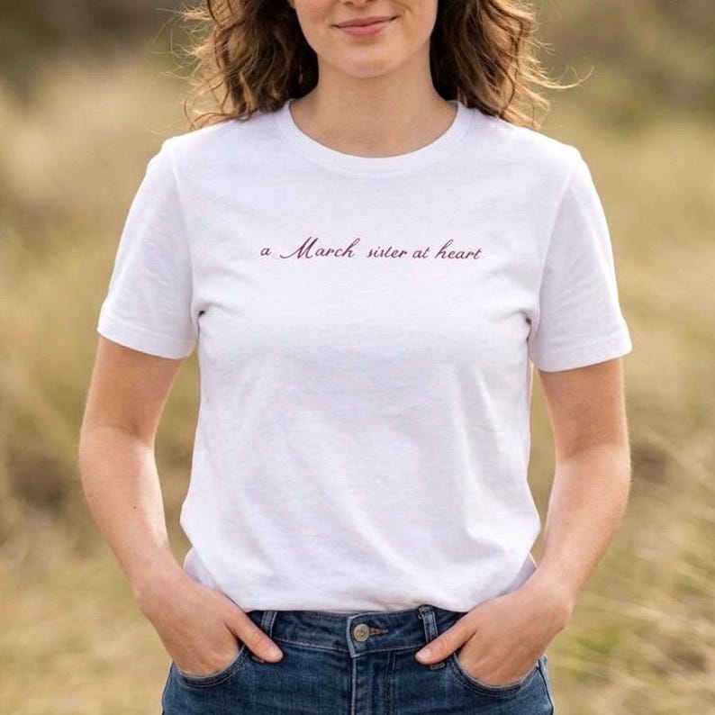 Little Women T-shirt, cadeau voor boekenliefhebbers, minimalistische dameskleding, Jo March T-shirt, literair lezer, romanfan, oversized T-shirt met graphic print voor de lezer. afbeelding 8