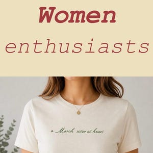 Op de afbeelding: Een t-shirt met korte mouwen en een ronde hals, verkrijgbaar in bruin, naturel, wit en bordeauxrood. Het kledingstuk is voorzien van de tekst "a March sister at heart" in een cursief lettertype op de borst. Het heeft een standaard pasvorm.