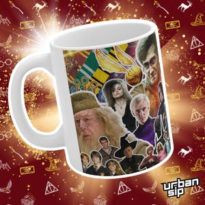 以下が含まれることがあります： 白いセラミック製のマグカップ。ハリーポッターのキャラクターとイメージのカラフルなコラージュが描かれており、ハリーポッター、ハーマイオニー・グレンジャー、ロン・ウィーズリー、ダンブルドアなどが含まれています。マグカップは、赤と黄色のパターンが施された金色の背景になっています。