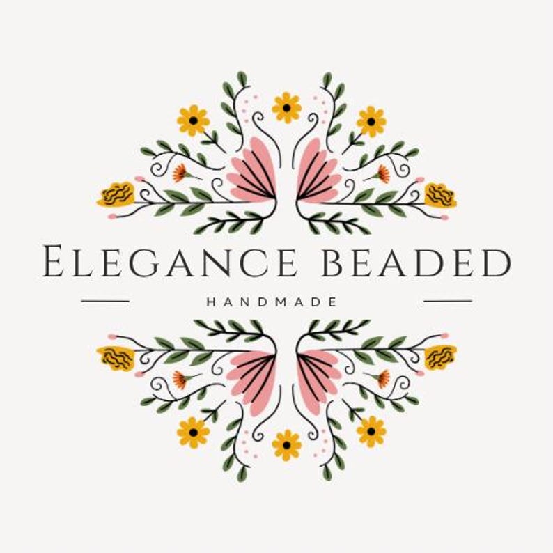以下が含まれることがあります： 「Elegance Beaded Handmade」のロゴ。ピンク、黄色、緑の花柄のデザイン。テキストはセリフ体で、「handmade」の文字が下に配置されています。