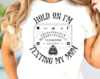 T-shirt « Attends, j'envoie un texto à ma mère » (type planche Ouija), Sweat-shirt humoristique sarcastique pour maman, T-shirt « Vie de maman », Sweat à capuche « Maman Ouija », Cadeau pour maman