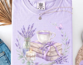 Camiseta Comfort Colors color lavanda para amantes de los libros. Camiseta floral para leer. Regalo acogedor para amantes de la lectura. Camiseta para club de lectura para mujeres lectoras. Tallas hasta 4XL.