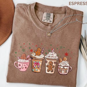 Camiseta de chocolate caliente con estampado de pan de jengibre, camiseta navideña Comfort Colors, camiseta de café navideña, camiseta de latte con lazo coqueto, camiseta con estampado de bebida invernal acogedora imagen 1