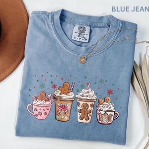 Camiseta de chocolate caliente con estampado de pan de jengibre, camiseta navideña Comfort Colors, camiseta de café navideña, camiseta de latte con lazo coqueto, camiseta con estampado de bebida invernal acogedora imagen 8